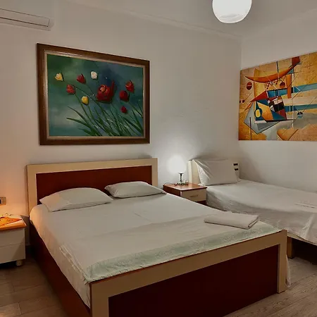 Grand House تيرانا